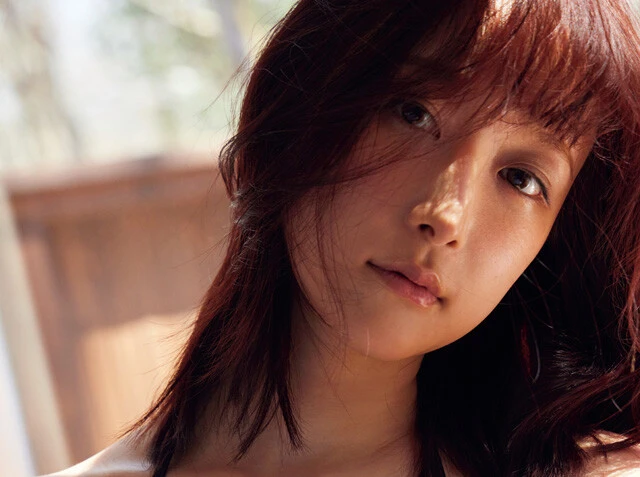 ラジオDJ、モデルなどでマルチに活躍。山崎あみが美しさにより磨きをかけて久々の帰還!「幼い頃から大事にしている猫のぬいぐるみがないと夜、眠れません(笑)」